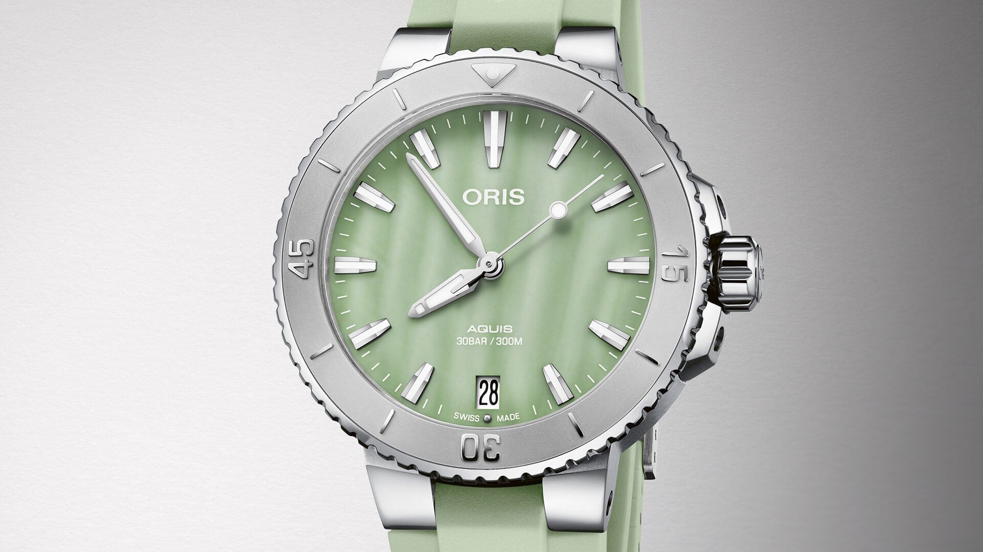 Aquis Date 01 733 7770 4157-07 4 18 67FC - Premium Luxury Product