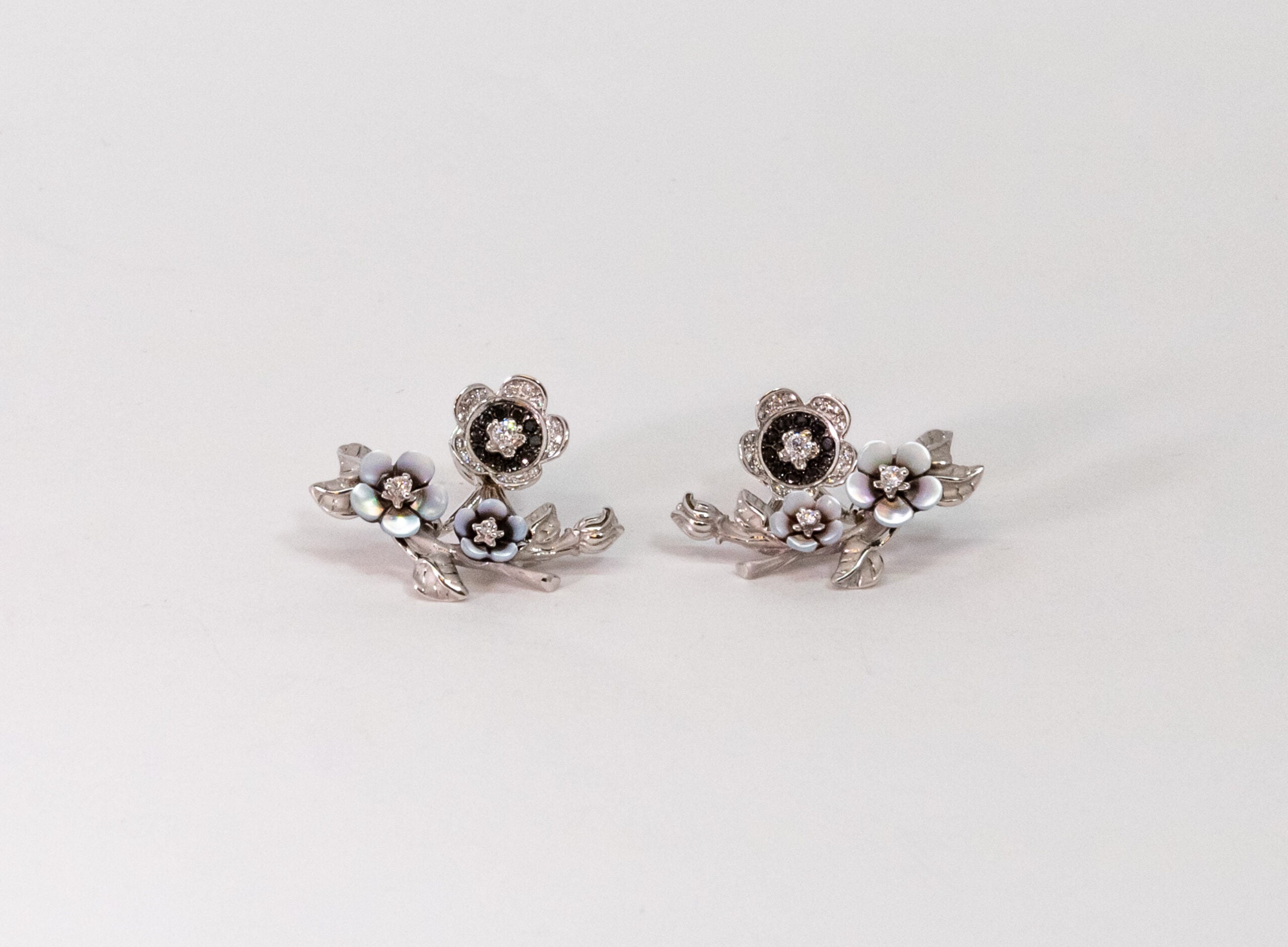 Carrera Y Carrera Cerezo 3 Flower 18K White Gold Mother of Pearl and Diamonds Earring