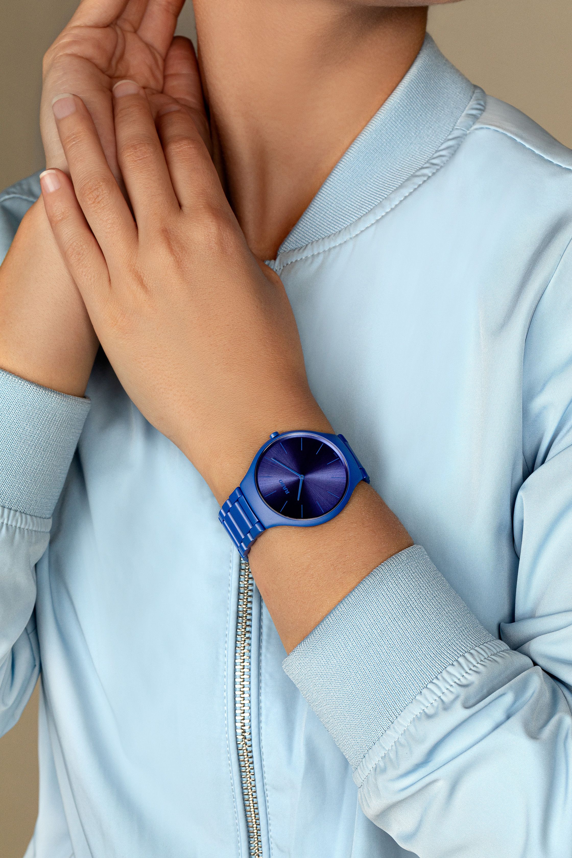 True Round Thinline Les Couleurs™ Le Corbusier Spectacular ultramarine 4320K R27092622