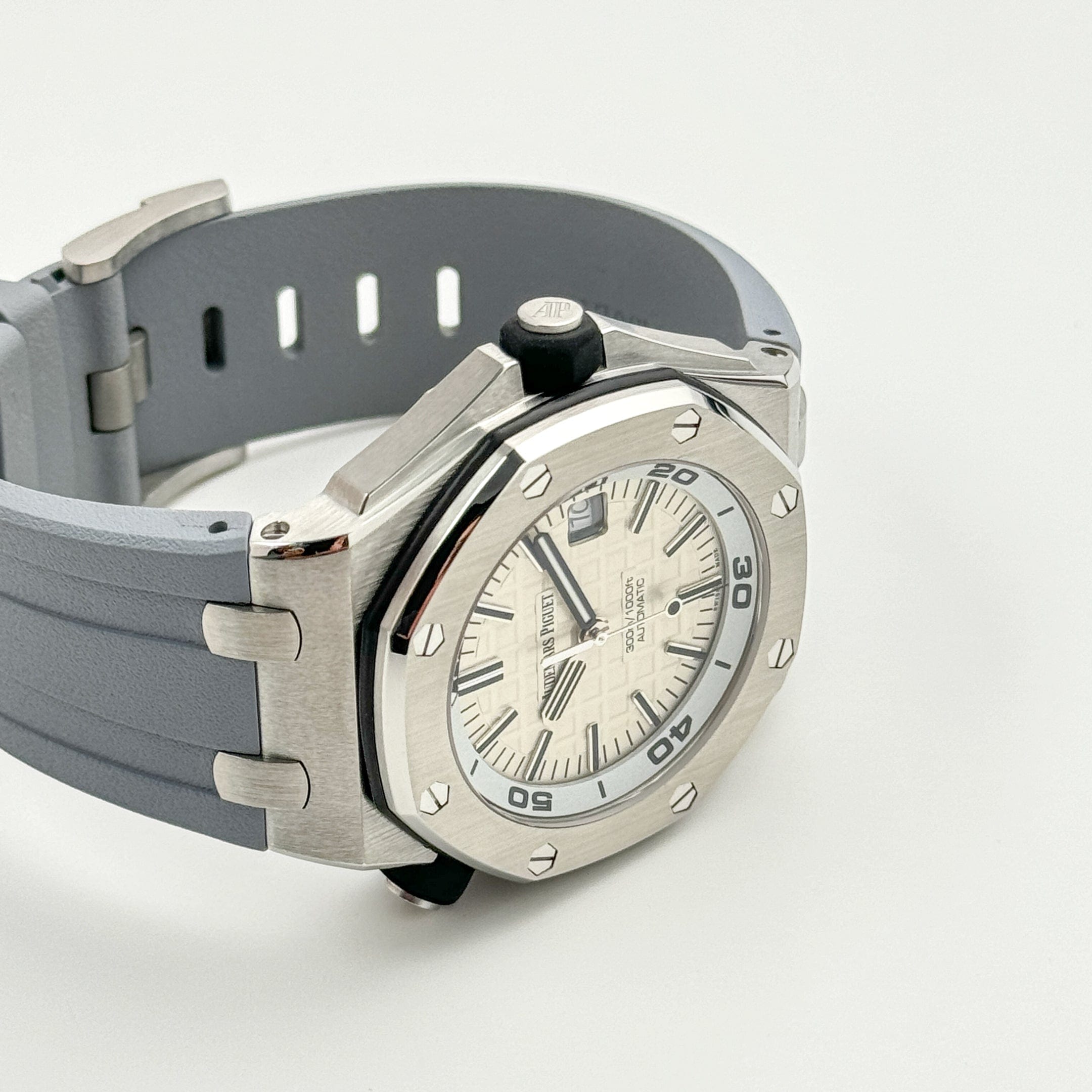 Audemars Piguet Royal Oak Offshore 15710ST.OO.A002CA.02  Diver Stainless Steel White Dial (2016)